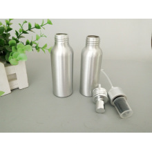 Garrafa cosmética de alumínio prateada com loção e bomba de spray